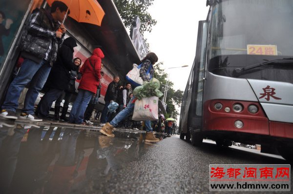 泉州市区两公交站积水 市民趟水搭公交
