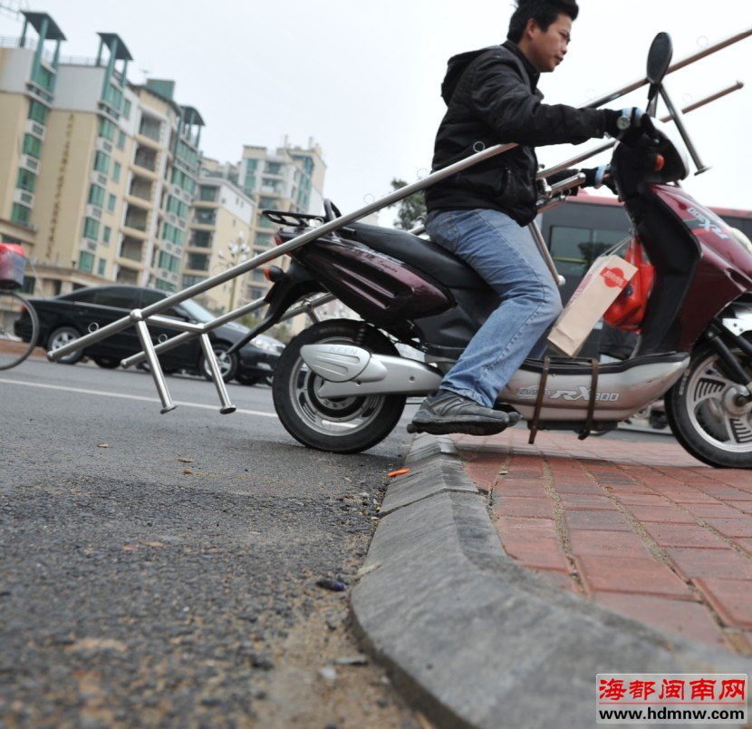 刺桐路泉秀街交叉口 路面落差大 坑苦骑车人