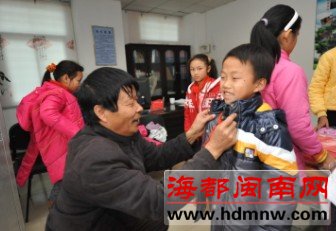 热心企业捐100套童装 欢迎困难家庭领取