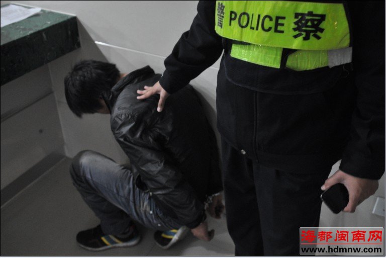 泉州女记者包包被抢 5路人合力擒匪
