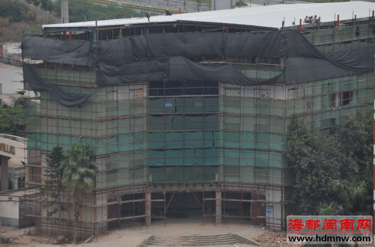 泉州云谷社区居委会带头违建 旧办公楼加盖一层