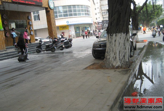 市区“肥肥田鸡”:火锅香喷喷 店前臭水流