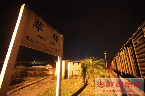 暴雨所致 龙岩山体坍塌三趟列车受阻