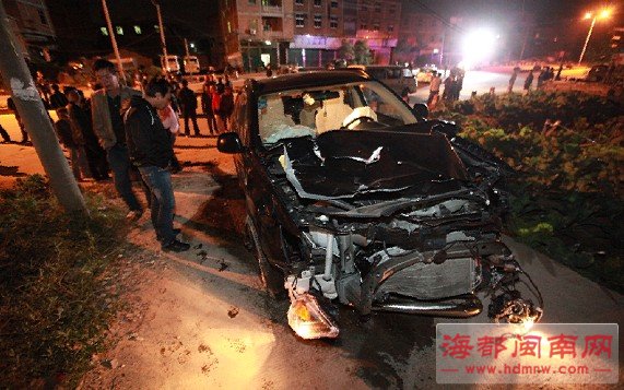 晋江池店醉驾轿车撞警车 还撞死两名路人