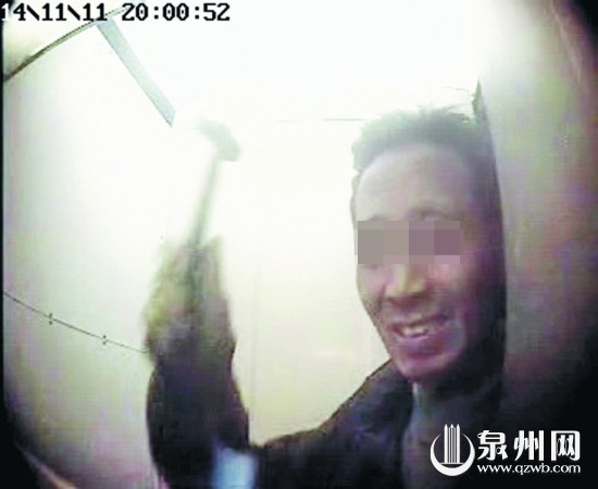 连砸两ATM机 笨贼当街被擒