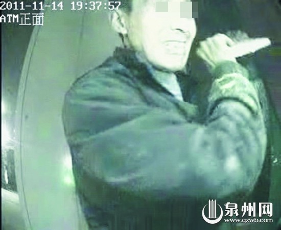连砸两ATM机 笨贼当街被擒
