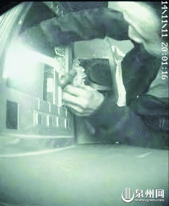 连砸两ATM机 笨贼当街被擒