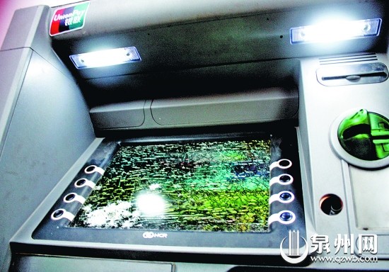 连砸两ATM机 笨贼当街被擒