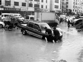 强降水致石狮路面积水严重 全城紧急开闸排水