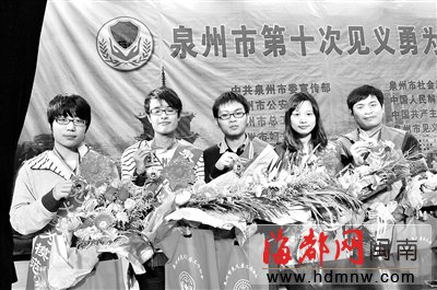 胸口挡货车 老教师救下3学生