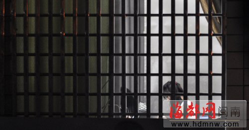 小伙两扮嫖客入淫窟 救出仨少女